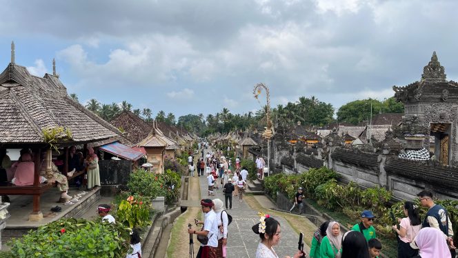 
 Mulai Rp5.000 Saja, DAMRI Antar Wisatawan dari Kota Denpasar ke Desa Wisata Penglipuran
