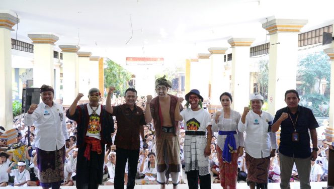 
 BNNK Gianyar Gandeng Seniman Bondres Kampanyekan Bahaya Narkoba di MPLS SMPN 1 Gianyar