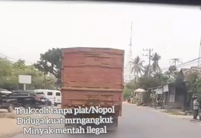 
 Diduga Kuat Truk Colt diesel Tanpa Nopol Mengangkut Minyak Mentah Ilegal Melintas dijalan Lintas Medan-Sumut