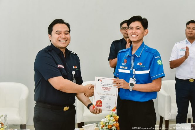 
 Petugas Cleaning KAI Services yang Kembalikan Dompet Penumpang Dapat Penghargaan