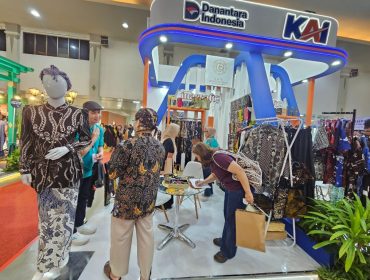 Booth khusus KAI pada 15–19 Juli menghadirkan produk batik, ecoprint, fesyen, tas, dan aksesori serta membuka ruang pertemuan dengan konsumen dan calon mitra bisnis.