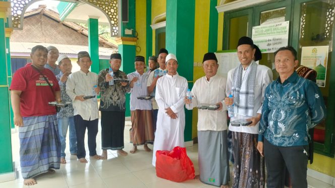 
 Sambangi Masjid dan Warga Cileungsi Kidul Bogor, Jumat Berkah Wartawan Didoakan Supaya Terus Berbagi