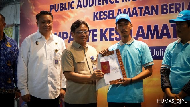 
 Kemenhub Perkuat Budaya Keselamatan Berlayar, Serahkan 150 Life Jacket untuk Nelayan Muara Angke