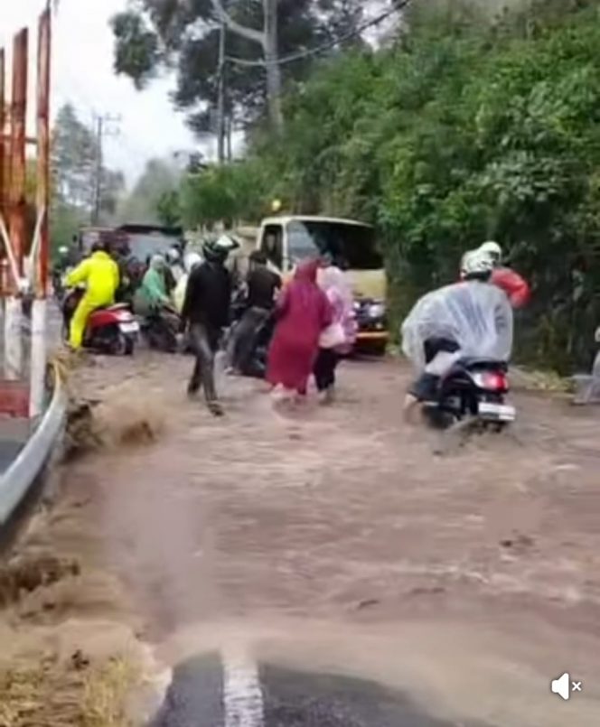 
 Hujan Deras Guyur Aceh Tengah, Banjir Lintasi Jalan Takengon–Angkup di Kampung Sanehen