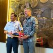 Direktur Utama PT Kereta Api Indonesia (Persero) Bobby Rasyidin bersama Senior Vice President International Locomotive Sales and Operations Progress Rail, Colin Kerelchuk, pada acara Locomotive Handover Celebration di Jakarta Railway Center, Jakarta, Rabu (22/7/2026).