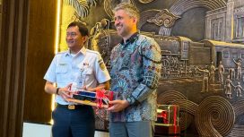 Direktur Utama PT Kereta Api Indonesia (Persero) Bobby Rasyidin bersama Senior Vice President International Locomotive Sales and Operations Progress Rail, Colin Kerelchuk, pada acara Locomotive Handover Celebration di Jakarta Railway Center, Jakarta, Rabu (22/7/2026).
