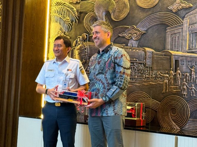 
 Direktur Utama PT Kereta Api Indonesia (Persero) Bobby Rasyidin bersama Senior Vice President International Locomotive Sales and Operations Progress Rail, Colin Kerelchuk, pada acara Locomotive Handover Celebration di Jakarta Railway Center, Jakarta, Rabu (22/7/2026).