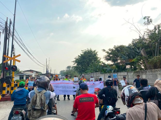 
 KAI Daop 1 Jakarta Sosialisasikan Keselamatan di Perlintasan Sebidang, Ingatkan Pengendara Jangan Terobos Rel