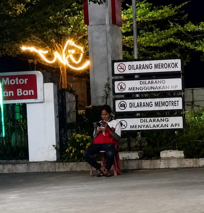 
 Petugas SPBU Cot Geulungku Diduga Langgar Aturan Keselamatan dengan Merokok dan Bermain HP