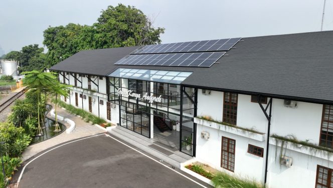 
 Penel solar di gedung KAI. (Ist)
