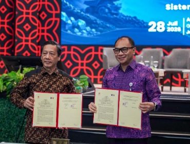 PT Kereta Api Indonesia (Persero) dan Badan Riset dan Inovasi Nasional (BRIN) menandatangani Nota Kesepahaman tentang penguatan riset dan inovasi teknologi perkeretaapian dalam acara BRIN Goes to Industry 5 di Auditorium Soemitro Djojohadikusumo, Jakarta, Selasa (28/7/2026). Kerja sama ini difokuskan pada pengembangan teknologi Automatic Train Protection (ATP) untuk meningkatkan keselamatan, keandalan, dan inovasi sistem perkeretaapian nasional.