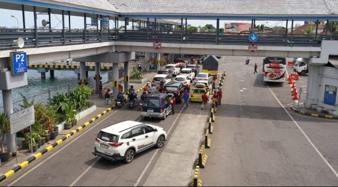 
 Suasana di angkutan Penyeberangan