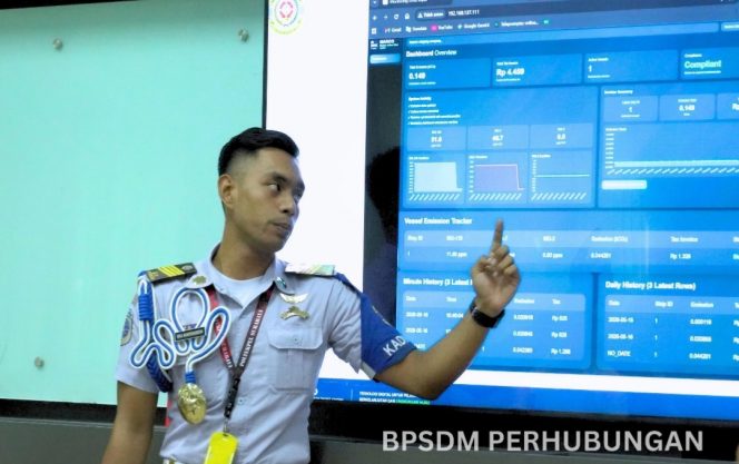 
 Salah satu taruna Poltekpel Surabaya