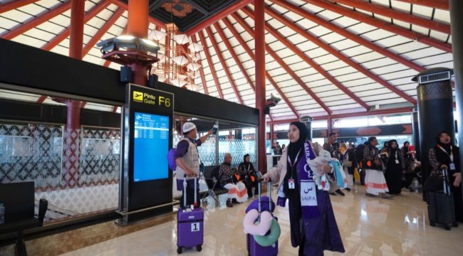 Jemaah umrah di Terminal 2F Bandara Soetta