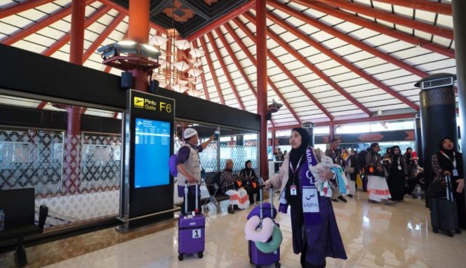 
 Jemaah umrah di Terminal 2F Bandara Soetta