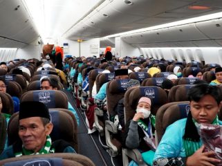 Jemaah haji dengan pesawat Garuda Indonesia