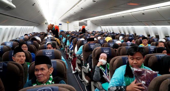 
 Jemaah haji dengan pesawat Garuda Indonesia