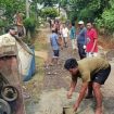 Jalan dibuat oleh swadaya masyarakat