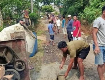 Jalan dibuat oleh swadaya masyarakat