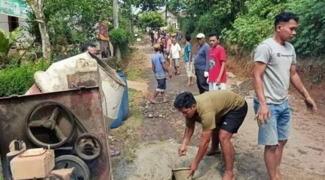 Jalan dibuat oleh swadaya masyarakat