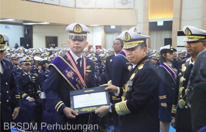 
 Kepala BPSDMP bersama salah satu perwira STIP Indonesia