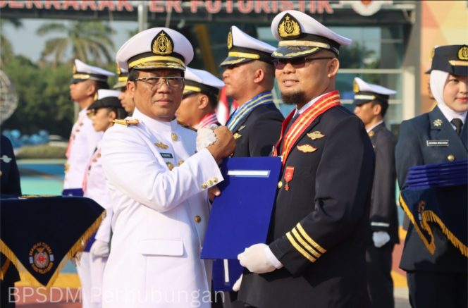 
 Dirjen Mashyud saat melepas lulusan STIP Indonesia