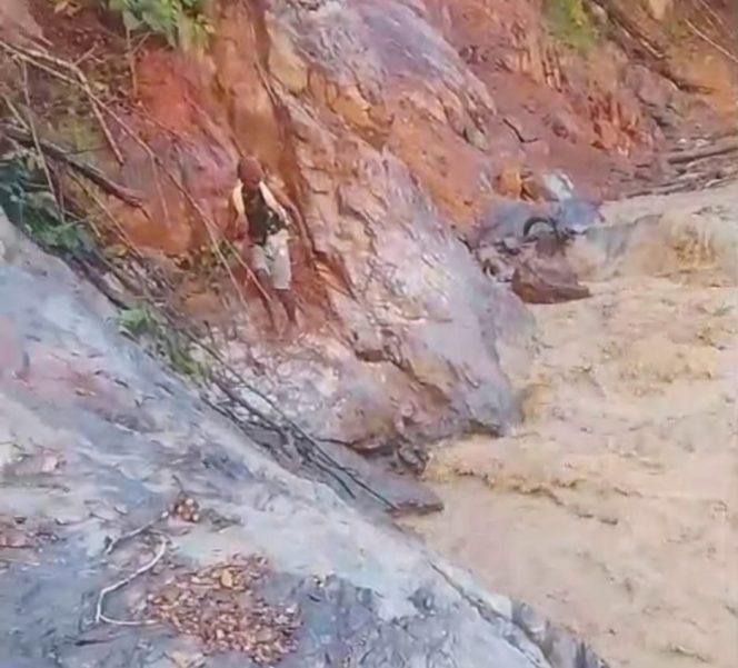 
 Akses Jalan Kute Reje Rusak Parah Pascalongsor, Warga Khawatir Terseret Arus Saat Musim Hujan