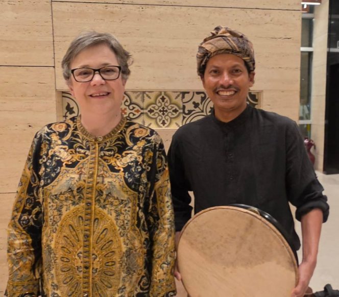 
 Murtala sukses membawa Ratoh Duek Aceh, bersama Lyn Williams & Gondwana Choir  Keliling dunia 