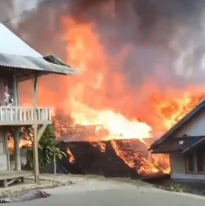 
 Puluhan Rumah di Kampung Adat Cipta Mulya Sukabumi Ludes Terbakar, 70 KK Terdampak