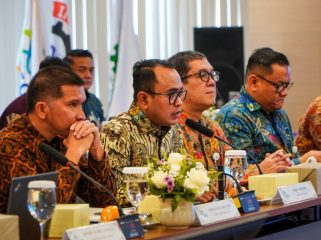 Dirut ASDP (tengah) saat menerima audensi