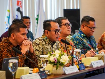 Dirut ASDP (tengah) saat menerima audensi