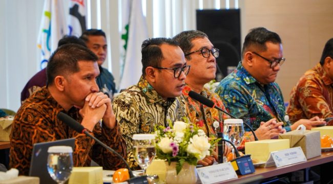 Dirut ASDP (tengah) saat menerima audensi