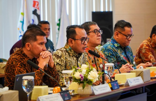 
 Dirut ASDP (tengah) saat menerima audensi