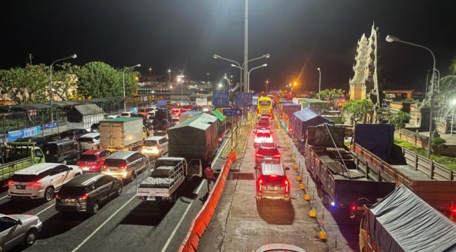 Suasana di Pelabuhan Penyeberangan