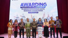 Pemenang lomba bersama Dirut PTP Nonpetikemas dan Dewan Jiri