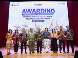 Pemenang lomba bersama Dirut PTP Nonpetikemas dan Dewan Jiri