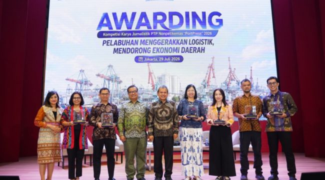Pemenang lomba bersama Dirut PTP Nonpetikemas dan Dewan Jiri
