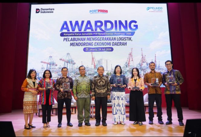 
 Pemenang lomba bersama Dirut PTP Nonpetikemas dan Dewan Jiri