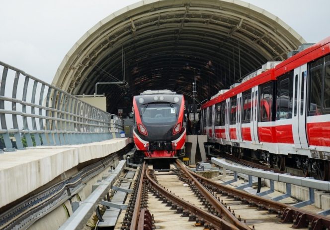 
 LRT Jabodebek Mendadak Berhenti Dekat Stasiun Cawang, Penumpang Panik