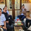 Direktur Utama PT KAI Bobby Rasyid bersama direksi saat perjalanan KLB dari Yogyakarta menuju Jakarta pada Rabu (8/7/2026). Para direksi memaparkan kinerja dan agenda visi ke depan perekembangan perusahaan KAI.