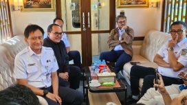 Direktur Utama PT KAI Bobby Rasyid bersama direksi saat perjalanan KLB dari Yogyakarta menuju Jakarta pada Rabu (8/7/2026). Para direksi memaparkan kinerja dan agenda visi ke depan perekembangan perusahaan KAI.