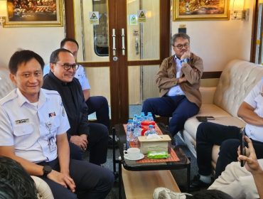 Direktur Utama PT KAI Bobby Rasyid bersama direksi saat perjalanan KLB dari Yogyakarta menuju Jakarta pada Rabu (8/7/2026). Para direksi memaparkan kinerja dan agenda visi ke depan perekembangan perusahaan KAI.