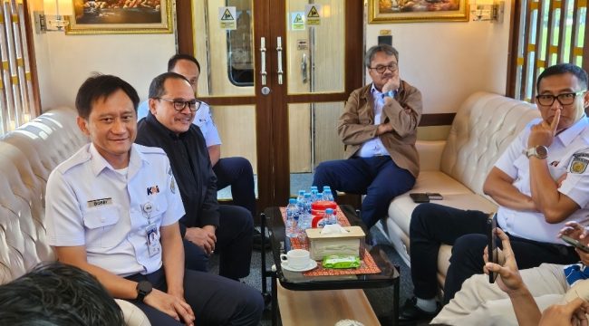 Direktur Utama PT KAI Bobby Rasyid bersama direksi saat perjalanan KLB dari Yogyakarta menuju Jakarta pada Rabu (8/7/2026). Para direksi memaparkan kinerja dan agenda visi ke depan perekembangan perusahaan KAI.