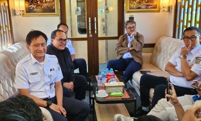 
 Direktur Utama PT KAI Bobby Rasyid bersama direksi saat perjalanan KLB dari Yogyakarta menuju Jakarta pada Rabu (8/7/2026). Para direksi memaparkan kinerja dan agenda visi ke depan perekembangan perusahaan KAI.