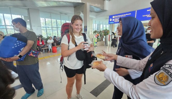 
 HUT RI ke-81, KAI Commuter Bagikan Kopi dan Roti Gratis di Stasiun BNI City dan Juanda