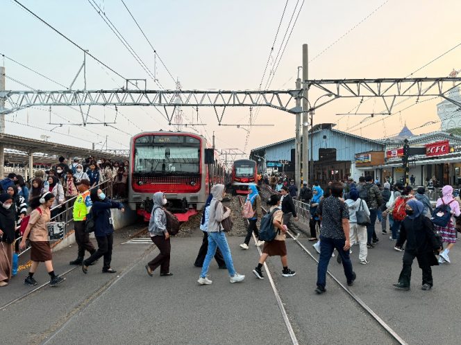 
 Peserta UI Green Marathon Bisa Naik KRL, Kereta Tambahan Berangkat Pukul 02.30 WIB
