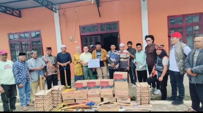 
 Kunjungi Warga Terdampak Longsor di Bintang, Irwandi Yusuf Salurkan Bantuan Logistik dan Sarana Pertanian