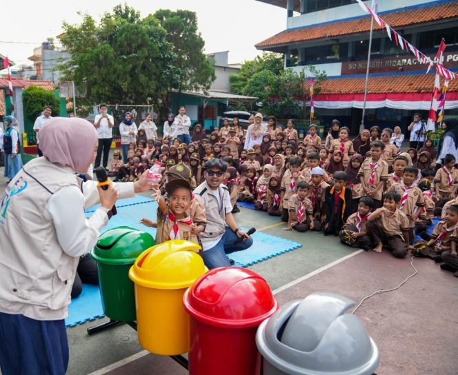 
 IDSurvey Ajak 330 Siswa di Bidara Cina Menjadi Pelopor Transformasi Hijau Indonesia