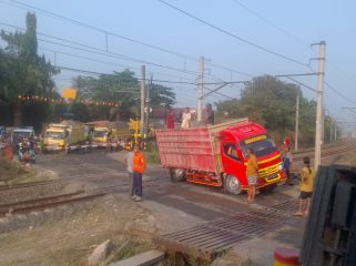 Sebuah truk mengalami patah as roda di JPL 171 resmi dijaga KM 67+000/100, petak jalan Maja–Citeras, Sabtu (8/8/2026) sekitar pukul 06.32 WIB. Kejadian tersebut sempat mengganggu perjalanan kereta api dan menyebabkan lima perjalanan kereta mengalami kelambatan.(Foto:KAI Daop 1)