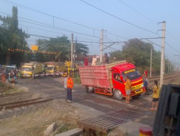 Sebuah truk mengalami patah as roda di JPL 171 resmi dijaga KM 67+000/100, petak jalan Maja–Citeras, Sabtu (8/8/2026) sekitar pukul 06.32 WIB. Kejadian tersebut sempat mengganggu perjalanan kereta api dan menyebabkan lima perjalanan kereta mengalami kelambatan.(Foto:KAI Daop 1)